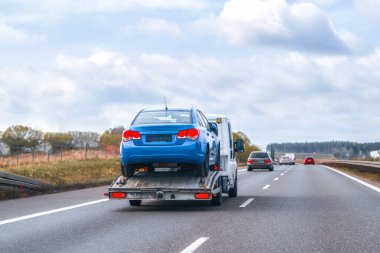 Acil durum çekici yeşil alanlardan geçiyor.