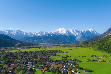 İlkbaharda sakin bir kır gezisi.