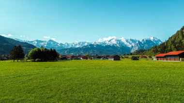 Bulutlar dağlık çayırların üzerinde toplanıyor.
