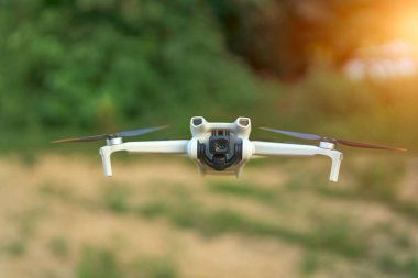 Quadcopter uçakları hareket ve hassasiyetle uçuyor.