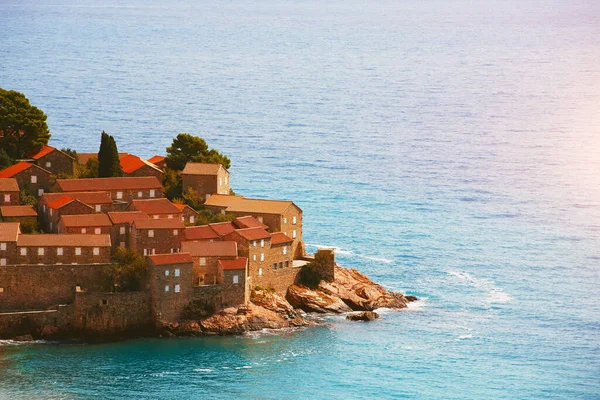 Sveti Stefan deniz kenarındaki lüks tatil köyü