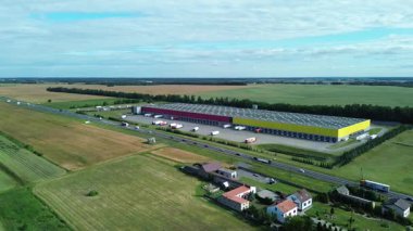 Büyük endüstriyel dağıtım binasında nakliye kamyonları