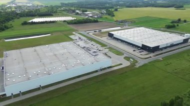 Kargo kargo karavanlarıyla nakliye ve teslimat deposu