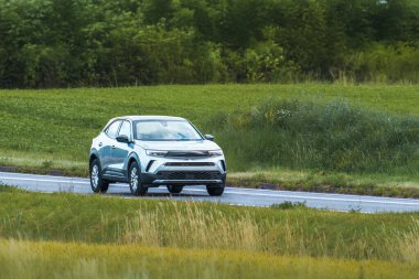 Kırsal kesişen otoyolda şehir çapraz aracı