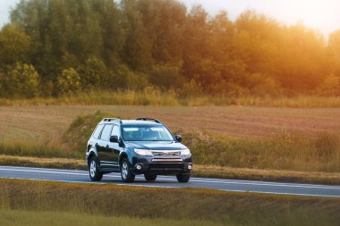 Tam ölçekli arazi aracı manzaralı kırsal yolda seyahat ediyor