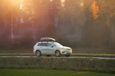 Çatıdaki depolama kutusu olan doğa yolculuğu cipi.