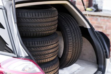 Lastikler açık bir aracın bagajında dizildi.