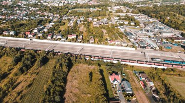 Demiryolu ve karayolu gökyüzünden yakalanan ormandan geçiyor.