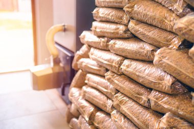 Büyük sıkıştırılmış biyo pelet yığını