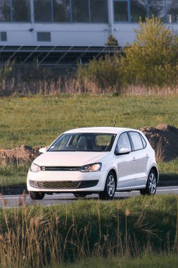 Kentsel ortamda beyaz sıkıştırılmış araç