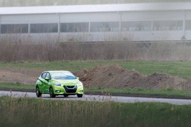 Doğada yakıt tasarruflu kompakt araba