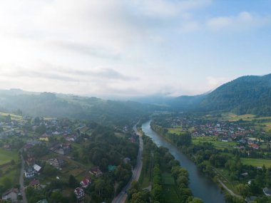 Dağ ormanlarında ve sessiz evlerde gün doğumu sisi