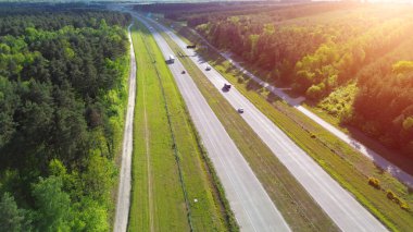 Otoyol sonbaharda turuncu ormandan geçer.