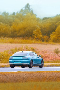 Country yolunda giden modern yönetici arabası.