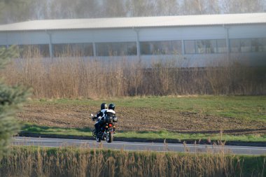 Gün batımında kırsal yolda bisiklet sürüyorum.