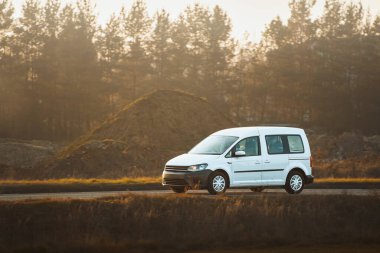 Taşımacılık aracı kırsal yolda