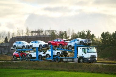 Yarı kamyon yeni jipler taşıyor.