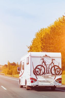 Dağ manzaralı kırsal yolda beyaz karavan.