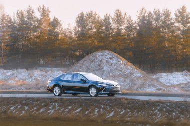 Zarif yönetici arabası hareket halinde.