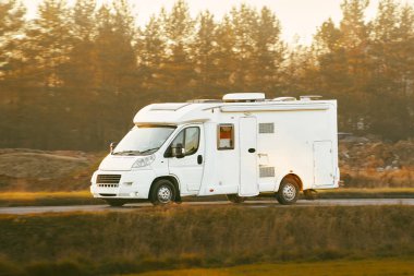 Kırsalda beyaz bir karavan.