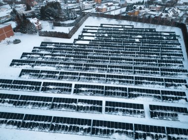 Kırsal bölgedeki yenilenebilir enerji panelleri