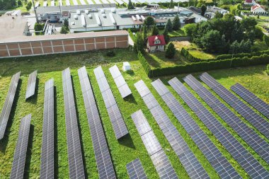 Çatıdaki güneş enerjisi toplayıcılarıyla sürdürülebilir enerji sistemi