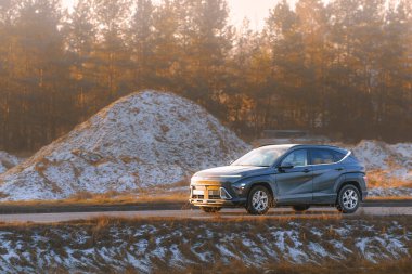 Araba kış yolunda tuzla kaplıydı.