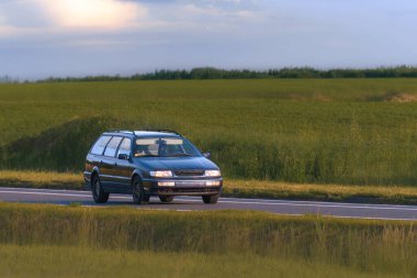 Şov salonu parıltısıyla 2000 'ler tarzı şık bir coupe.