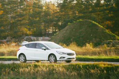 Kırsala yakın beyaz bir araba.