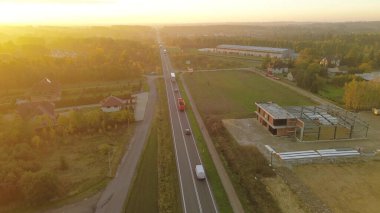 Ormandan geçen araçlı kırsal otoyol