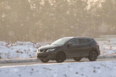 Kar yağışlı kış gününde SUV