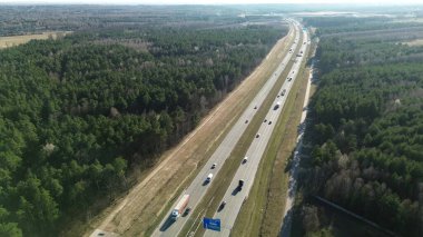 Gün ışığında giden arabalı otoyol