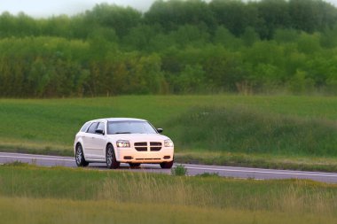 Boş otoyolda siyah performans arabası
