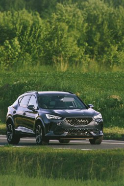 Kırsal yolda modern Avrupa şehir SUV 'si