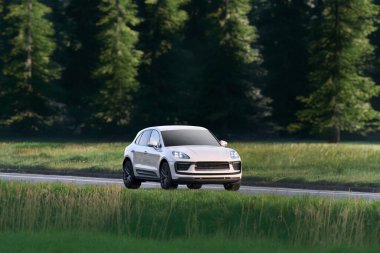 Kırsal bölgedeki güçlü pahalı SUV arabası.