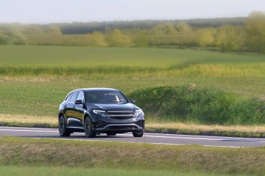 Araç sakin kırsal yolda ilerliyor.