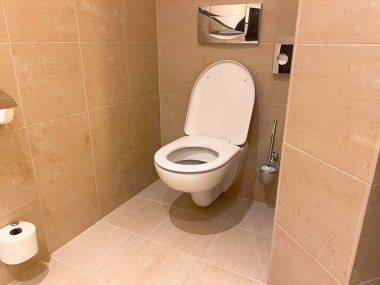 Duvara monte edilmiş tuvaleti olan minimalist fayanslı banyo.