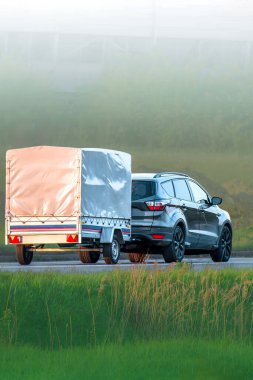 Kargo karavanı kapalı bir otoyol aracı.