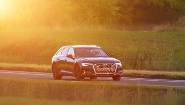 Boş asfalt yolda giden Combi arabası