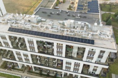 Modern Avrupa çatısı yenilenebilir enerji üretimi