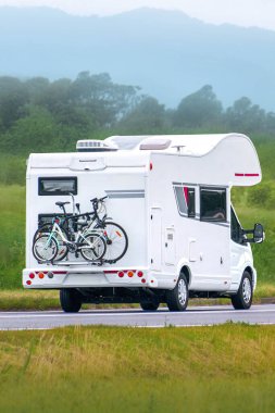 Kampçı ve bisikletli macera yaşam tarzı