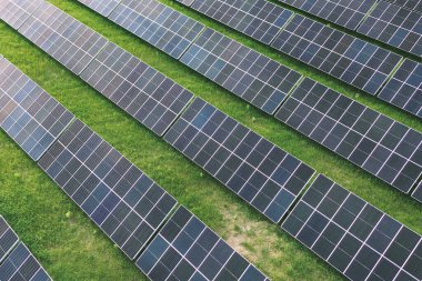 Güneş panelleri temiz ve yenilenebilir enerji üretiyor