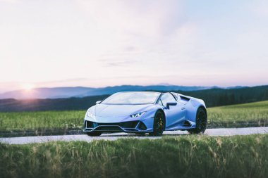 Kırsal alanda son model üstü açık bir araç.