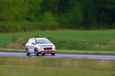 Boş yolda giden yeni çapraz SUV