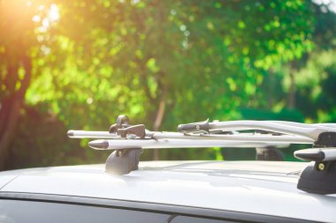 Çatıdaki boş bisiklet parkı yolculuğa hazır.