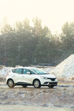 Karlı açık yolda otomobil