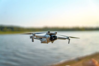 Hava kuadkopteri kamerayla gökyüzünde süzülüyor