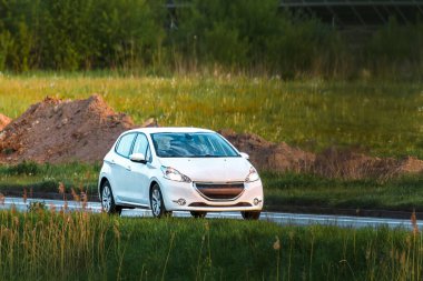 Köy yolunda park halindeki ekonomik araba.