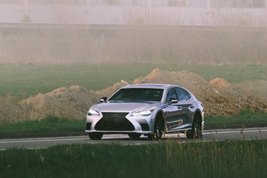 Elektrikli araç otoyolda modern tasarım gösteriyor