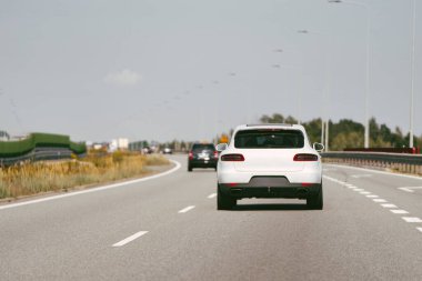 Araba açık bir yolda hızla ilerliyor..